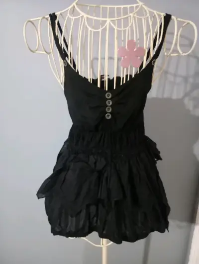 Vestido negro con botones y volantes - miniatura 1
