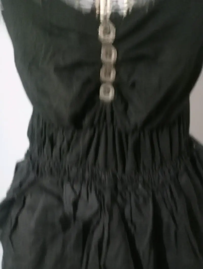 Vestido negro con botones y volantes - 2