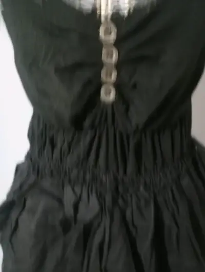 Vestido negro con botones y volantes - miniatura 2