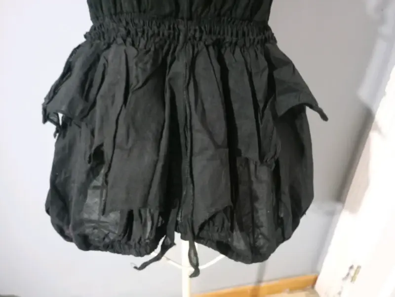 Vestido negro con botones y volantes - 3