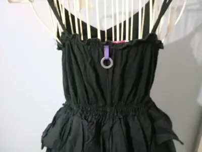 Vestido negro con botones y volantes - miniatura 4