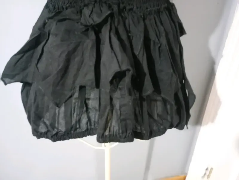 Vestido negro con botones y volantes - 6