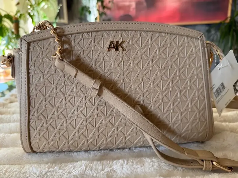 Cartera cruzada beige Anne Klein con diseño geométrico - 1