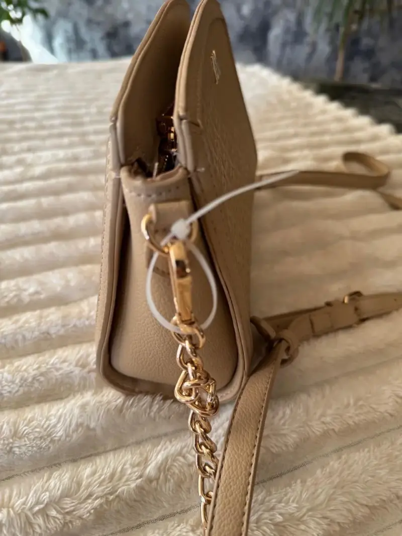 Cartera cruzada beige Anne Klein con diseño geométrico - 2