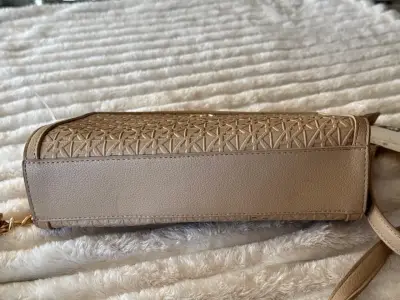 Cartera cruzada beige Anne Klein con diseño geométrico - miniatura 3