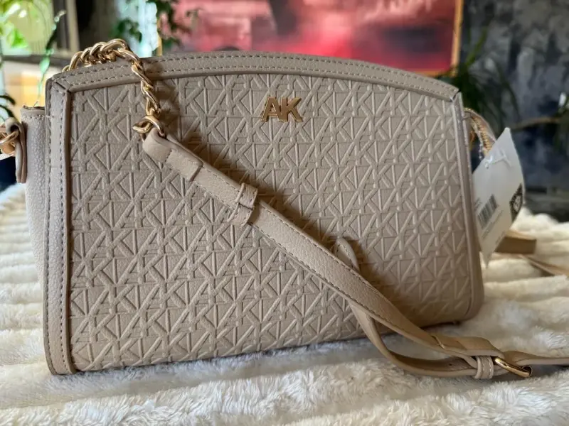 Cartera cruzada beige Anne Klein con diseño geométrico - 6