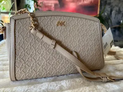 Cartera cruzada beige Anne Klein con diseño geométrico - miniatura 6