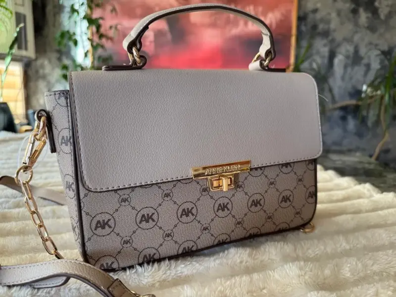 Cartera de mano Anne Klein con diseño AK - 1