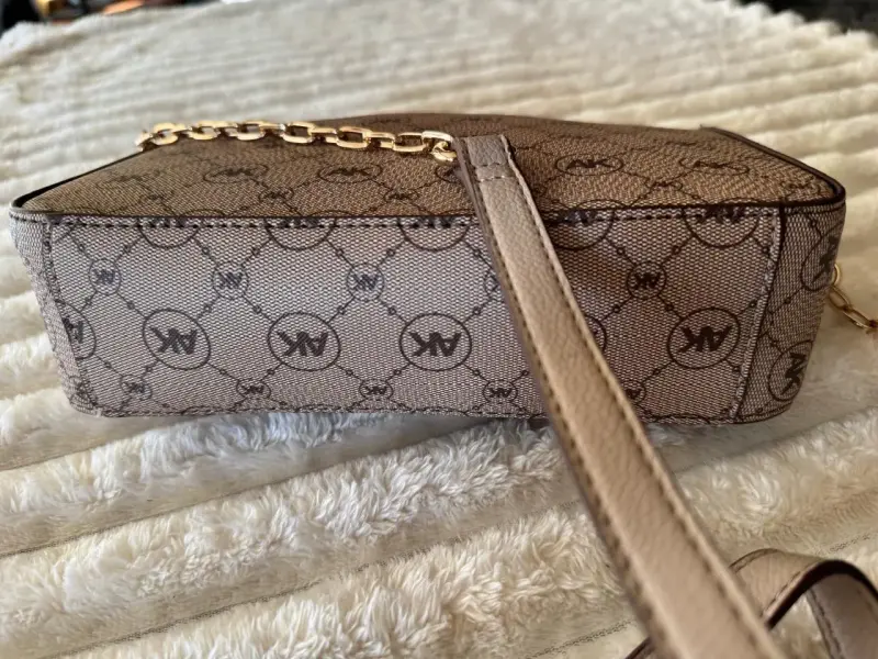 Cartera de mano Anne Klein con diseño AK - 2