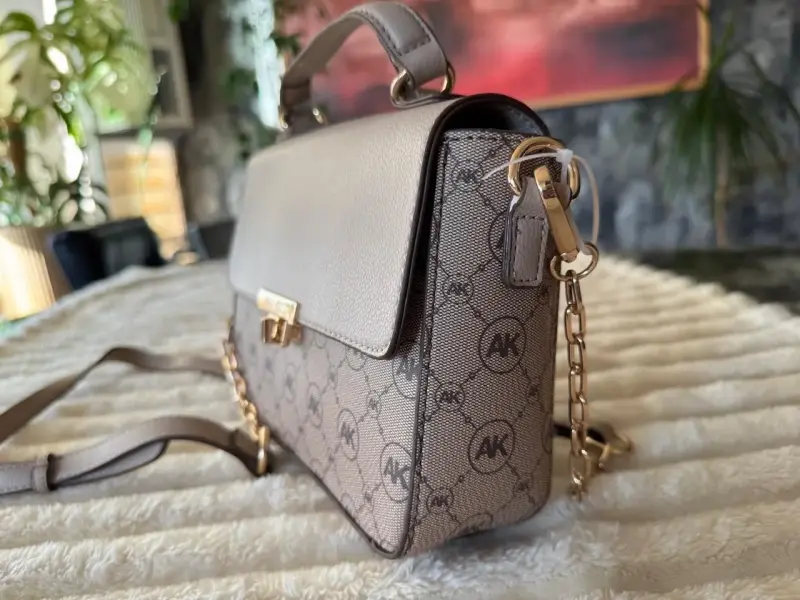 Cartera de mano Anne Klein con diseño AK - 3