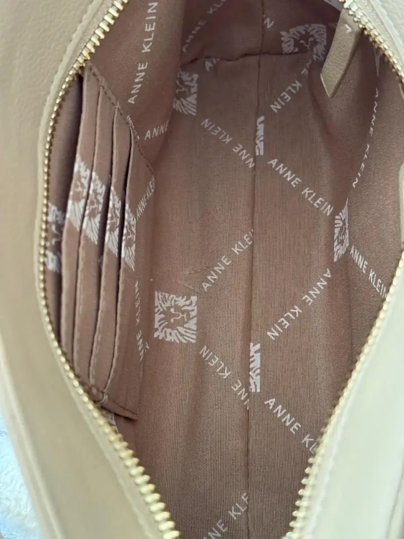 Cartera de mano Anne Klein con diseño AK - 4