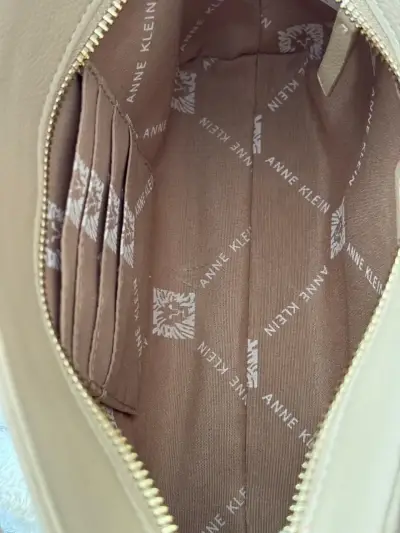 Cartera de mano Anne Klein con diseño AK - miniatura 4
