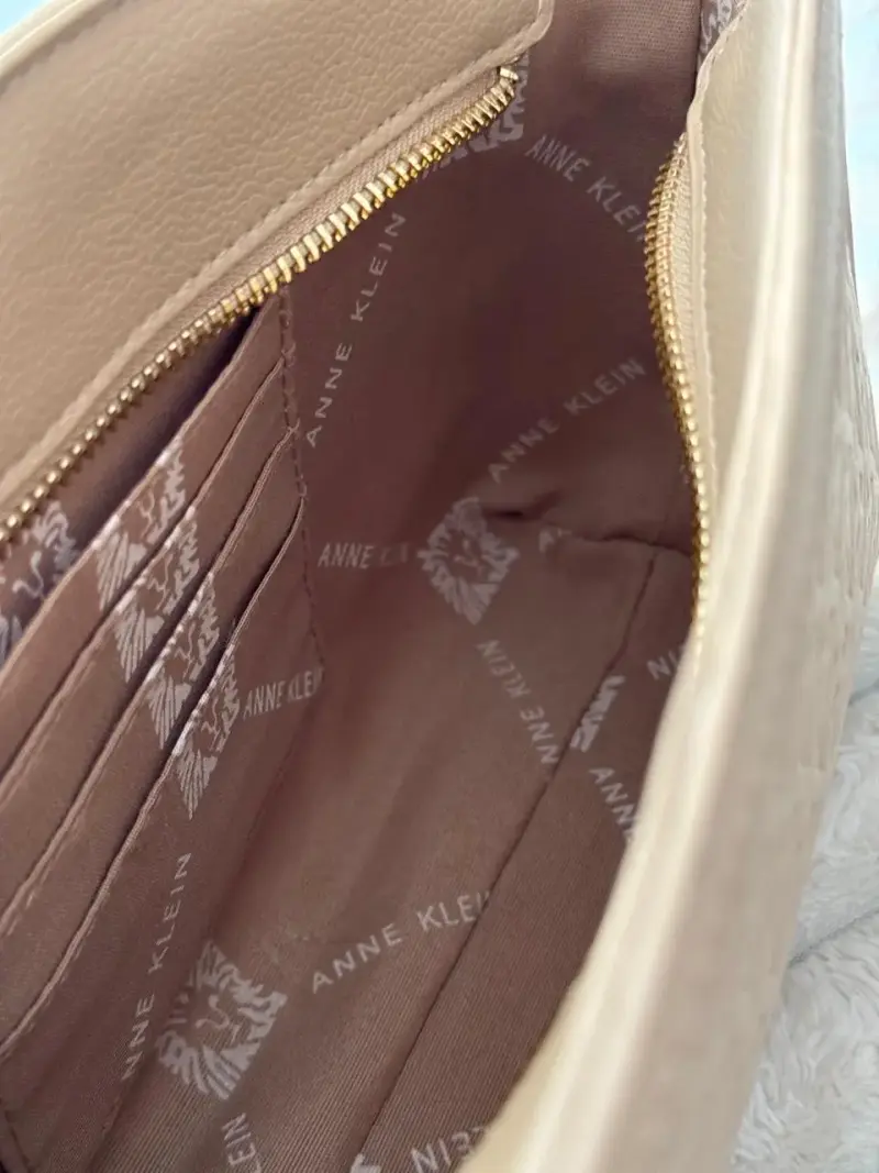 Cartera de mano Anne Klein con diseño AK - 5