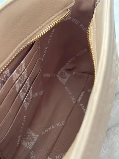 Cartera de mano Anne Klein con diseño AK - miniatura 5