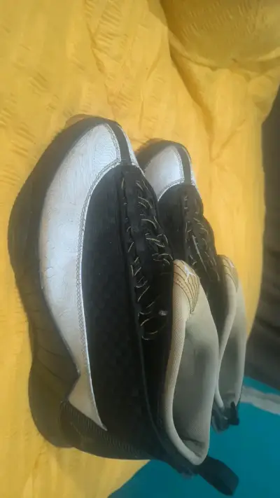 Zapatillas negras y blancas marca Jordan - miniatura 1