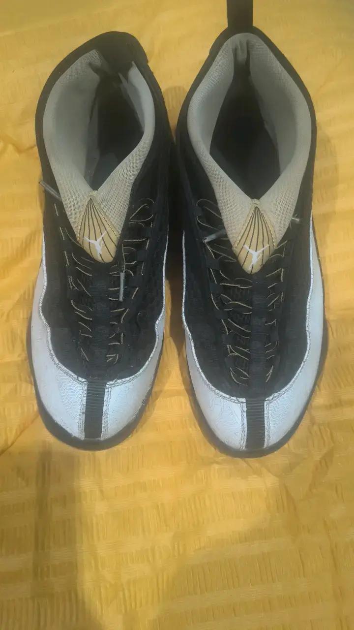 Zapatillas negras y blancas marca Jordan - 2