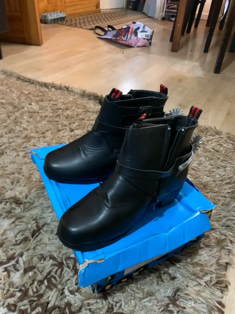 Conjunto de ropa y botas negras para mujer - 2