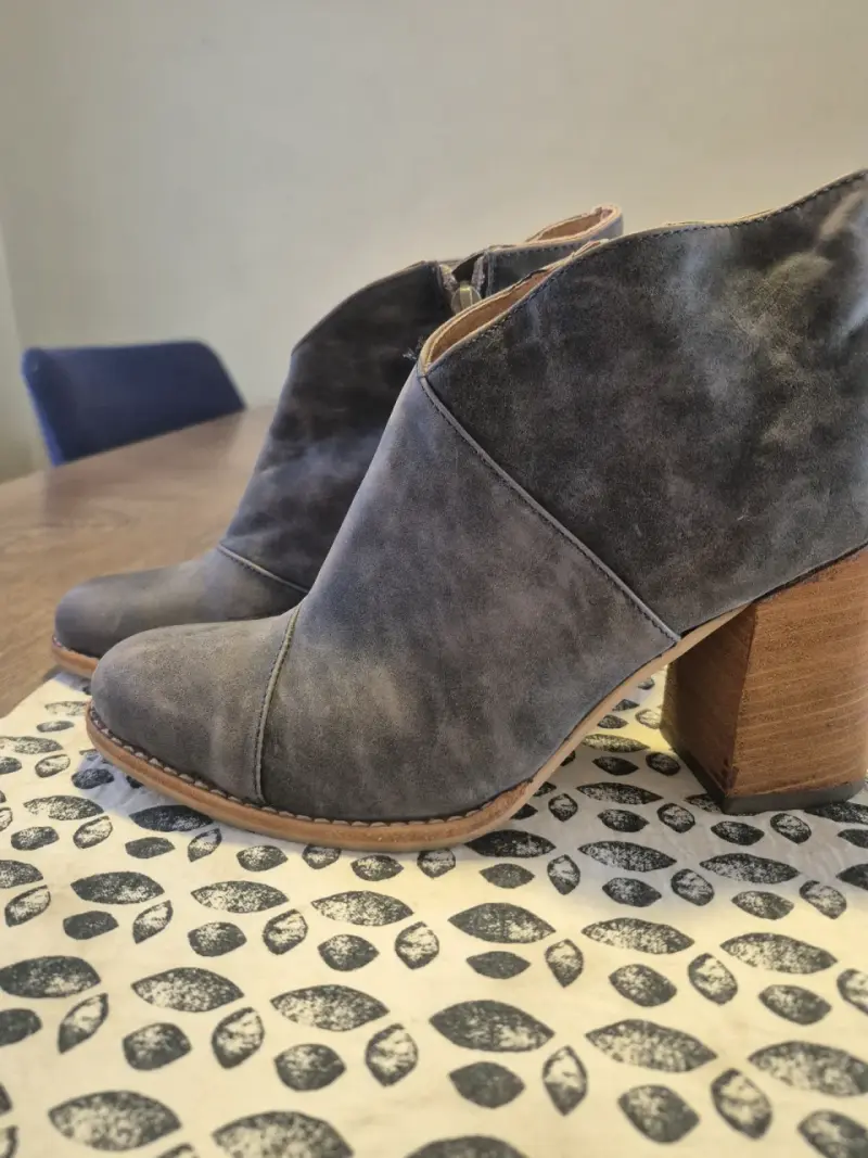 Botines de cuero azulado con tacón alto - 1