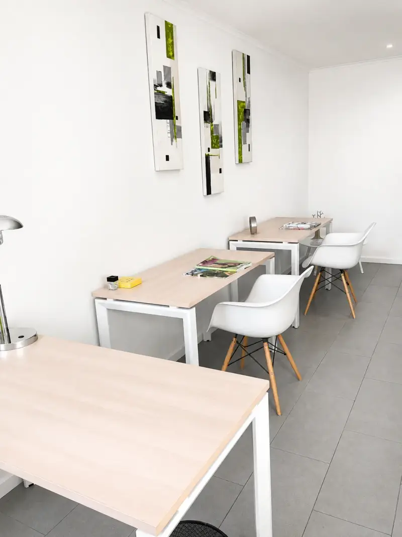 Escritorio de oficina moderno color madera clara - 1