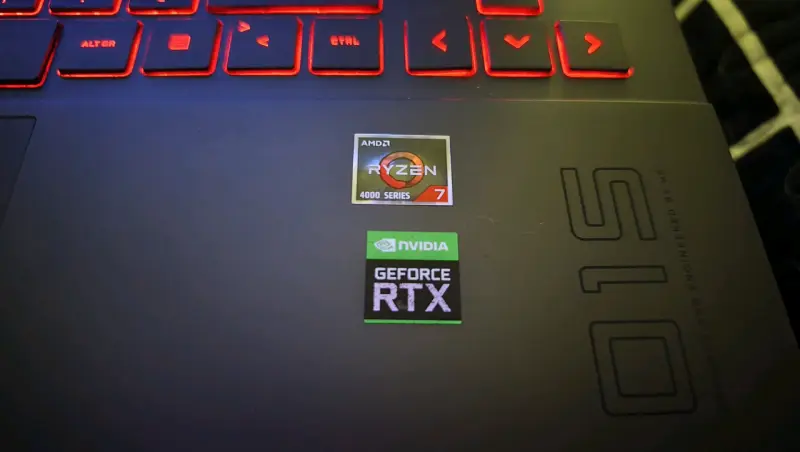 Laptop gaming AMD Ryzen 7 con NVIDIA RTX - 4