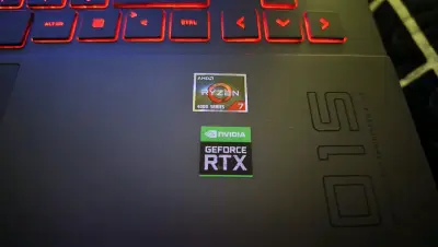 Laptop gaming AMD Ryzen 7 con NVIDIA RTX - miniatura 4