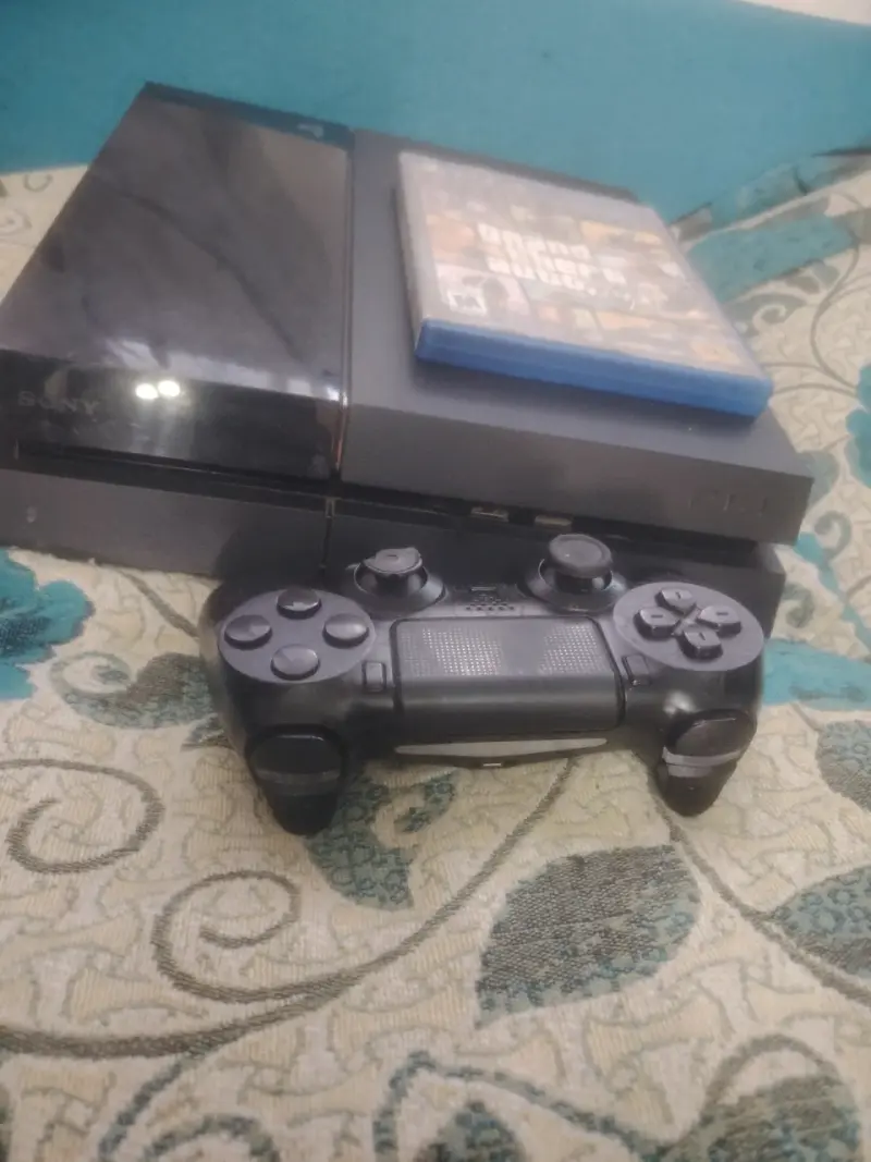 Consola Sony PlayStation 4 con control y juego - 1