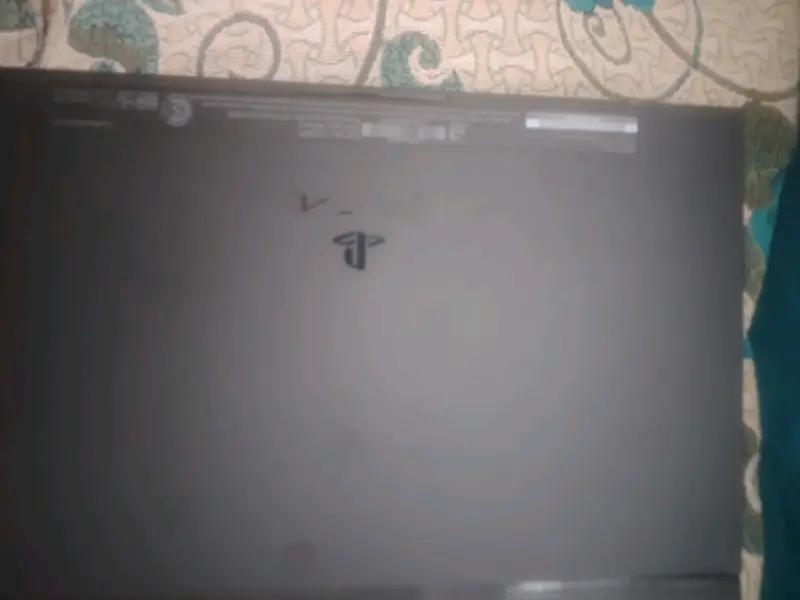 Consola Sony PlayStation 4 con control y juego - 2