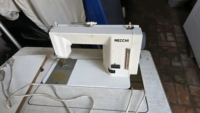 Máquina de Coser Necchi con Mesa Incorporada - 1
