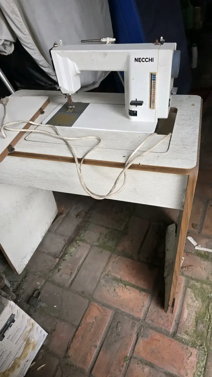 Máquina de Coser Necchi con Mesa Incorporada - 3