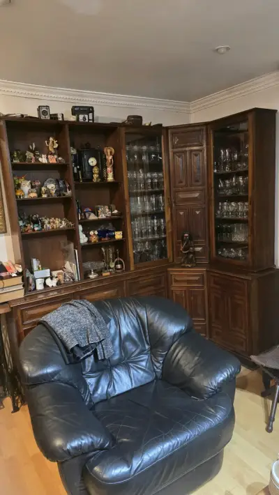 Vitrina de madera con estantes y puertas - miniatura 2