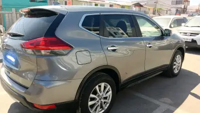 Nissan X-Trail 2019 SUV Gris en Buen Estado - miniatura 3