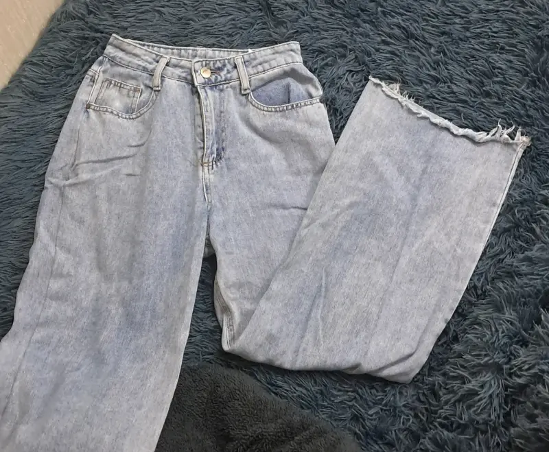 Jeans de mezclilla azul claro desgastados Talla 38