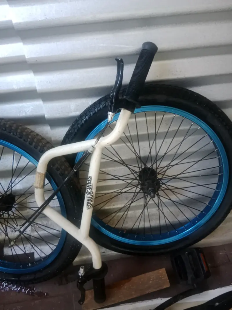 Bicicleta BMX con ruedas azules 20x2.35 - 1