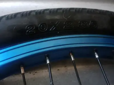 Bicicleta BMX con ruedas azules 20x2.35 - miniatura 4