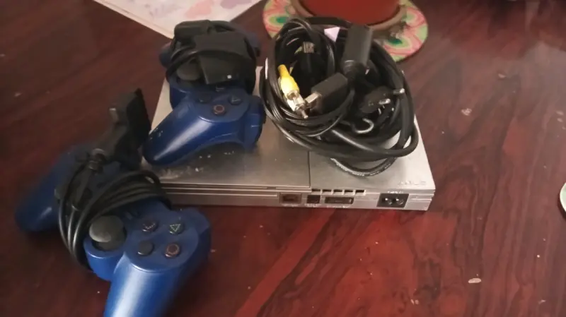Consola de videojuegos con controles y cables