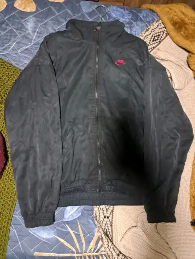 Chaqueta deportiva Nike negra con logo rojo - miniatura 1