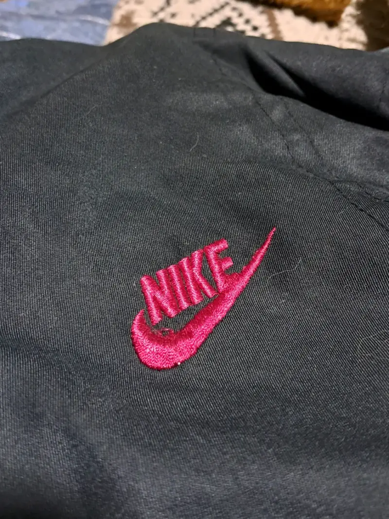Chaqueta deportiva Nike negra con logo rojo - 2