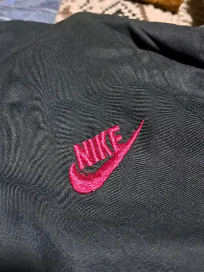 Chaqueta deportiva Nike negra con logo rojo - miniatura 2