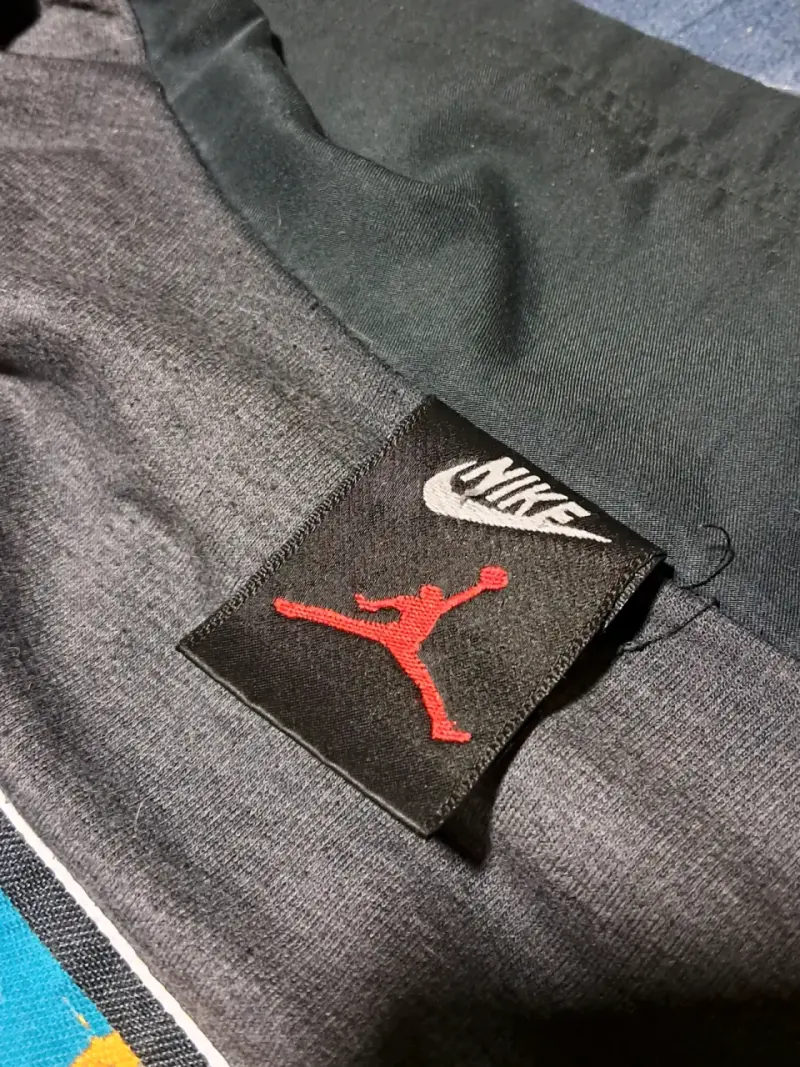 Chaqueta deportiva Nike negra con logo rojo - 4