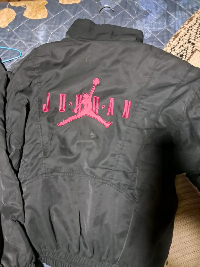 Chaqueta deportiva Nike negra con logo rojo - 6