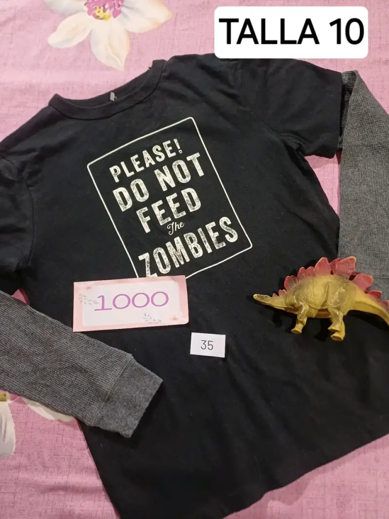 Polera manga larga infantil 'Do Not Feed the Zombies'