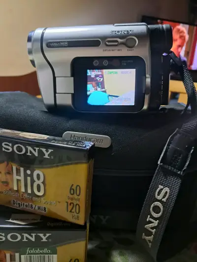 Videocámara Sony Hi8 con estuche y cintas - miniatura 1