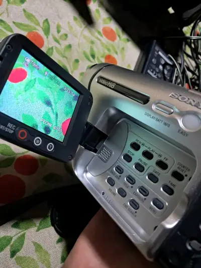 Videocámara Sony Hi8 con estuche y cintas - miniatura 2