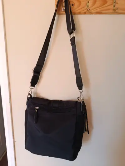 Bolso bandolera negro con cierre - miniatura 2