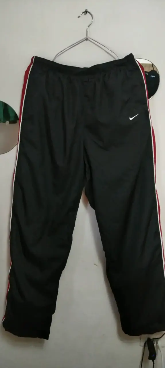 Pantalones deportivos Nike negros con franjas