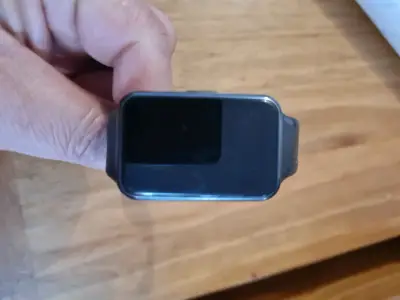 Reloj inteligente negro con correa ajustable - miniatura 1