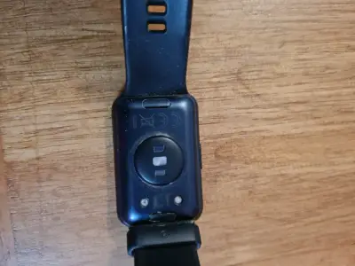 Reloj inteligente negro con correa ajustable - miniatura 2
