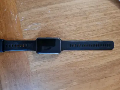Reloj inteligente negro con correa ajustable - miniatura 3