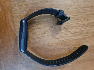 Reloj inteligente negro con correa ajustable - miniatura 4