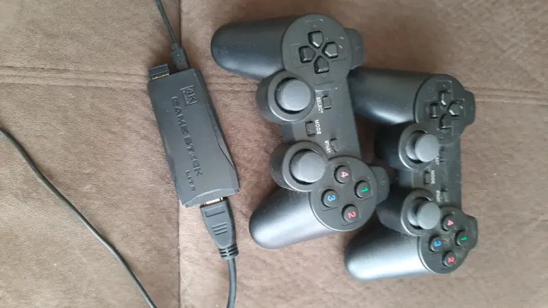 Consola Game Stick Lite 4K con dos controles - 3